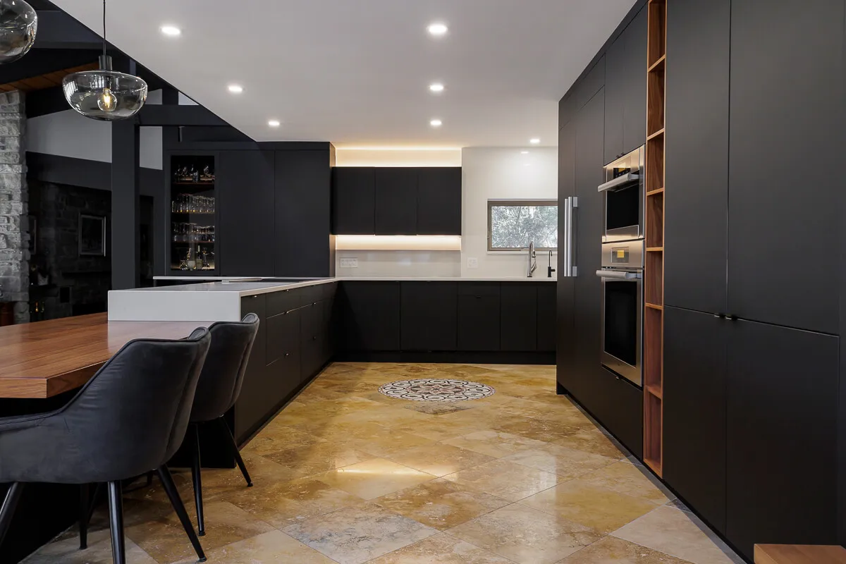 Une cuisine Fenix incluant des portes d'armoires sans poignées.