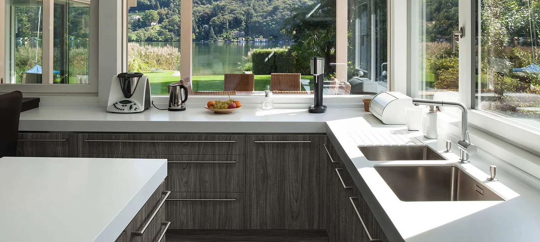 Une cuisine incluant des fenêtres optimisant la luminosité naturelle.