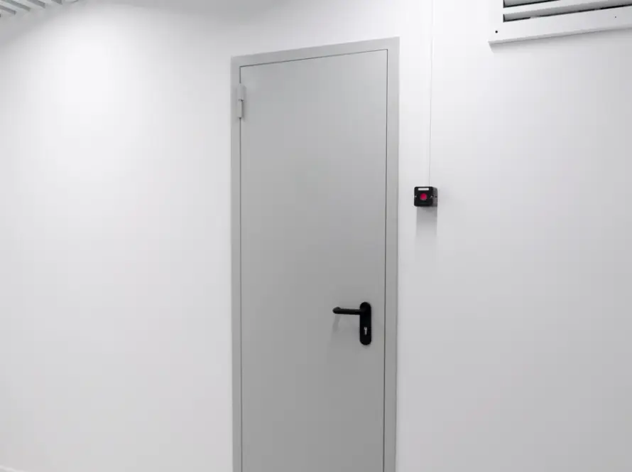 Pièce avec une porte coupe feu.