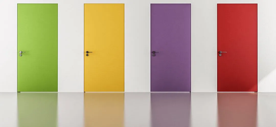 Plusieurs portes intégra de couleur différentes.