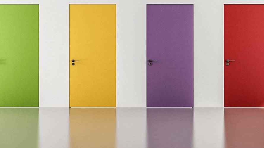 Plusieurs portes de couleur différentes.