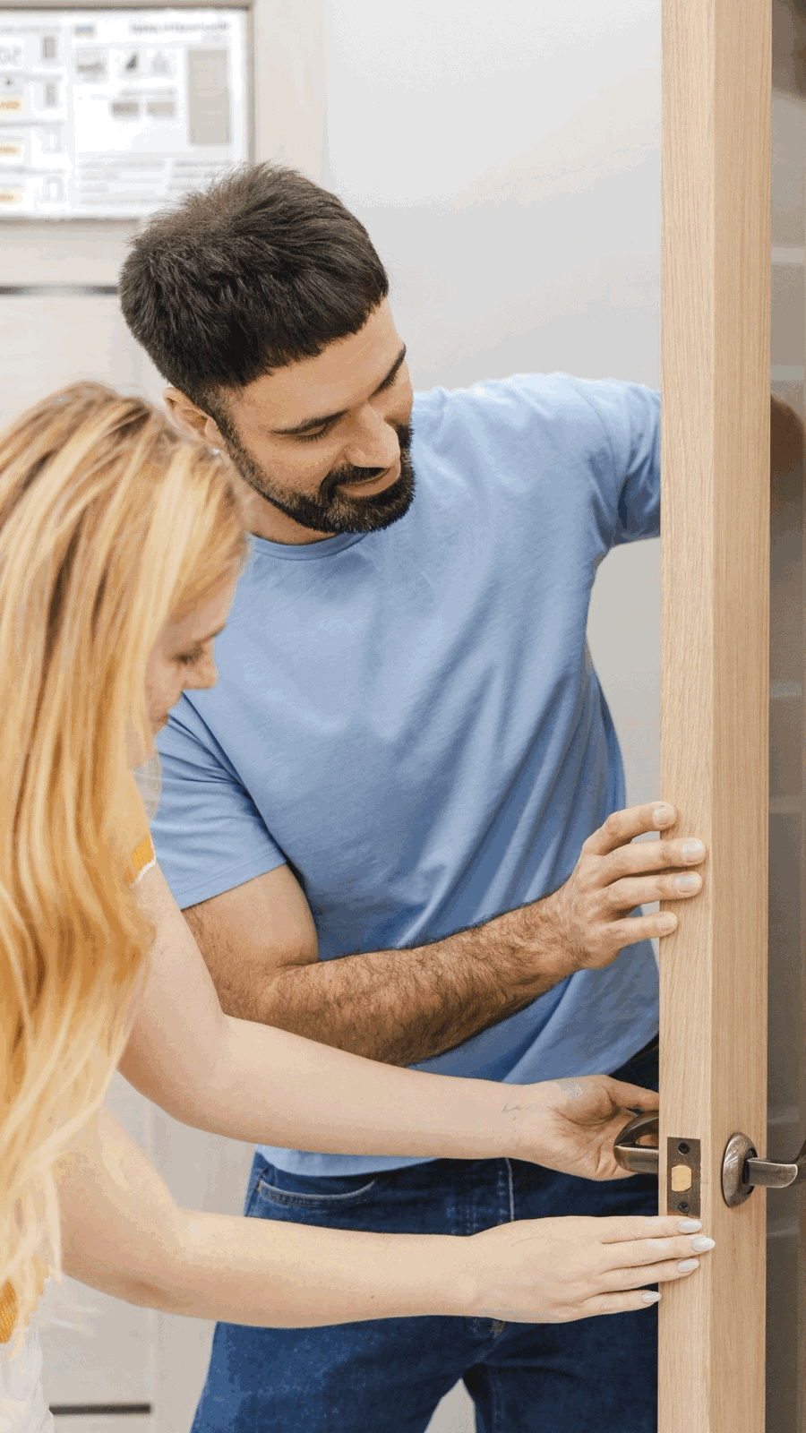 Un couple qui regarde une porte dans un magasin.