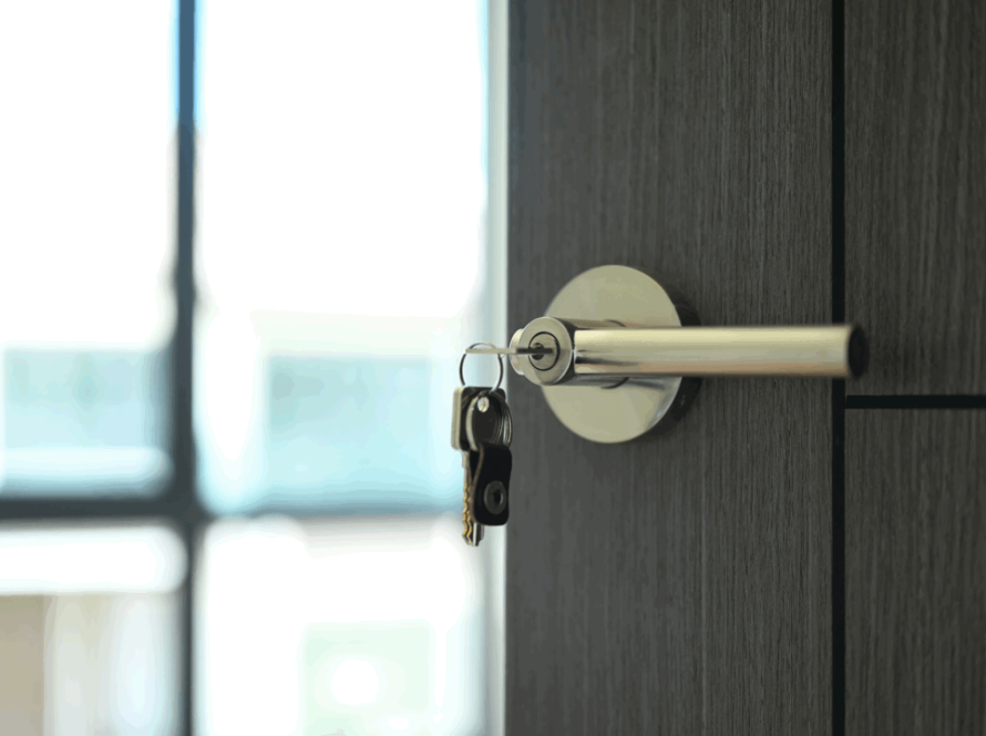 Une serrure sur une porte avec une clé dessus.